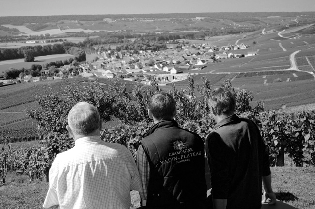 Les 3 générations d’exploitants du Champagne Vadin-Plateau sur les hauts de Cumières, 1er Cru de la Vallée de la Marne. @DR